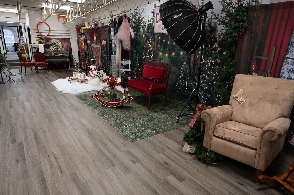 A room with many chairs and a rug